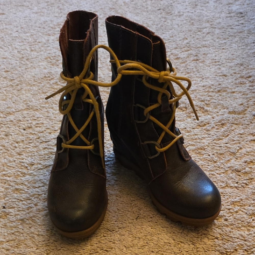 Sorel Brown Ankle Boots with Mustard Laces, Excellent Condition.
